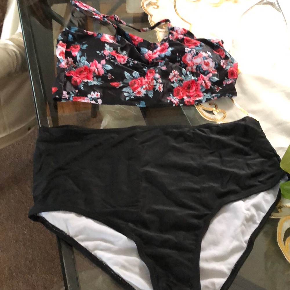 3 bathing suits - Picture 3 of 5